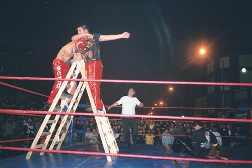 El Infernal y Heavy Metal en lucha de escaleras.